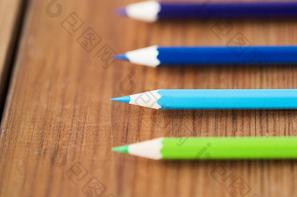 蜡笔或彩色铅笔在木头上的特写