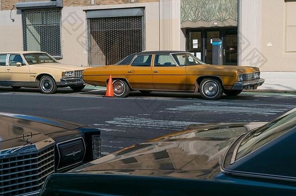 2018年8月，许多经典汽车停在美国纽约市第二大道东村<strong>拍</strong>摄电影。