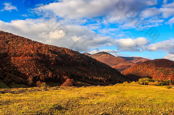 秋天的山景。美丽而生动的乡村，蓝天白云。