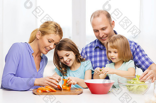有两个孩子在家做晚餐的幸福家庭
