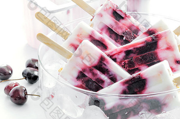 酸奶和樱桃冰棒放在碗里。清爽夏日甜点