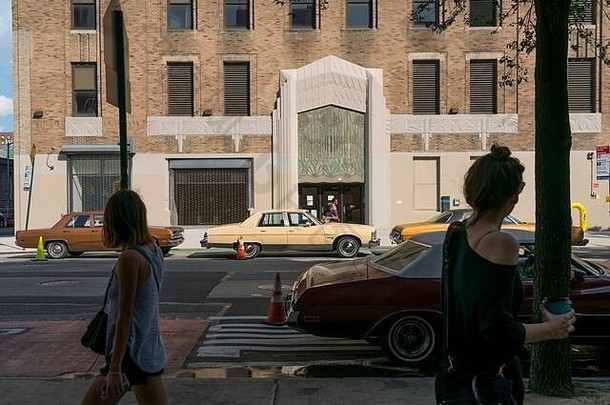 2018年8月，许多经典汽车停在美国纽约市第二大道东村拍摄电影。