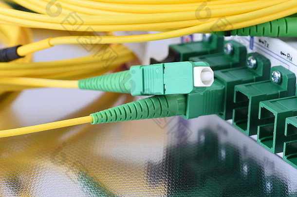 连接到数据中心设备的<strong>光纤网络</strong>电缆