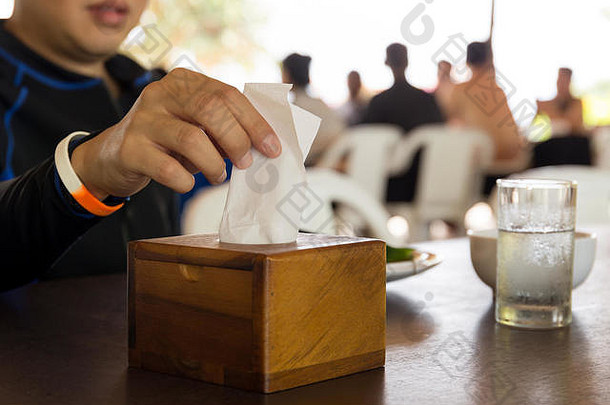 午餐时间从纸巾盒中手工挑选白色纸巾。