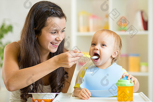 妈妈用勺子喂孩子