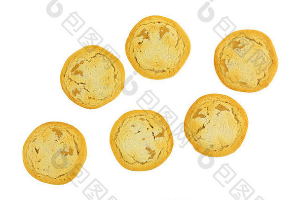 白色背景上一组矮胖的花生酱饼干的俯视图。