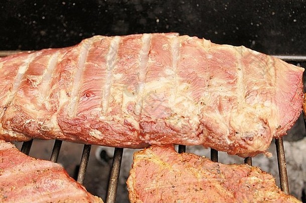 户外烤架上的肉