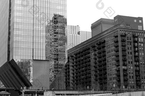 河畔黑色的白色建筑市中心芝加哥伊利诺斯州芝加哥河