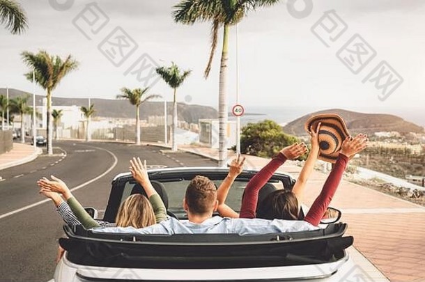 快乐朋友有趣的可转换车假期年轻的千禧人开车蓬式汽车夏天假期