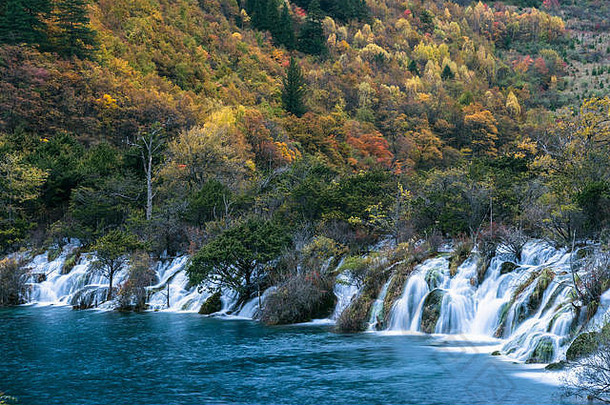 秋天的瀑布，中国云南。