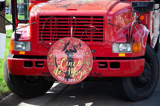 冬季狂欢节红色南风巴士和花车参加辛科梅奥游行和节日。美国明尼苏达州圣保罗