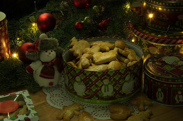 新年圣诞饼干，圣诞装饰，雪人和冷杉枝照明灯泡