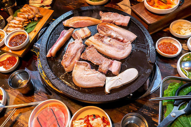 煎煮熟的黑色的猪肉餐韩国餐厅新鲜的美味的朝鲜文食物厨房铁板生菜关闭复制空间生活方式