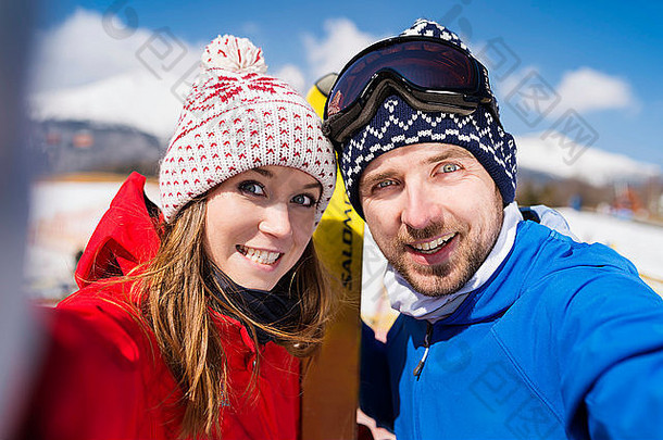 年轻夫妇滑雪