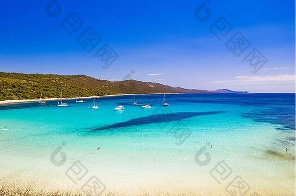 克罗地亚杜吉奥托克岛萨卡伦海滩上的蓝绿色泻湖，游艇停泊在清澈的海水中。