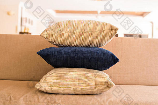 舒适的沙发枕头生活房间室内首页装饰概念