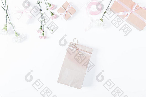 纸袋花盒子礼物丝带白色表格前视图空间文本