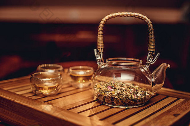 玻璃中国人茶壶草本植物