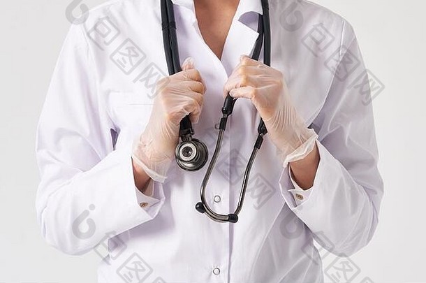 一张年轻女医生脖子上挂着听诊器的剪影，摄影棚在白色背景下拍摄