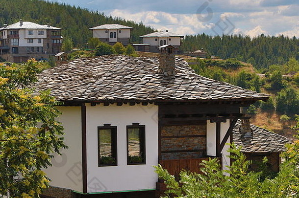 Leshden村的石头房子和石头栅栏。历史的，正面的。莱斯登村是一个建筑保留地