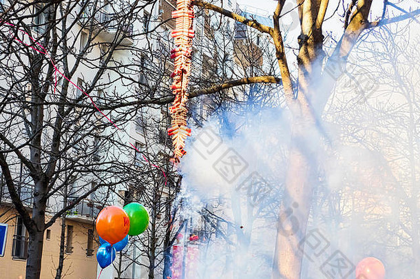 法国巴黎——2019年2月17日。中国新年庆祝活动的最后一天。街上树上挂着烟火的鞭炮