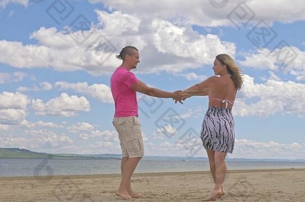 爱的夫妇海岸跳舞爱故事拥抱吻男人。女人快乐快乐的