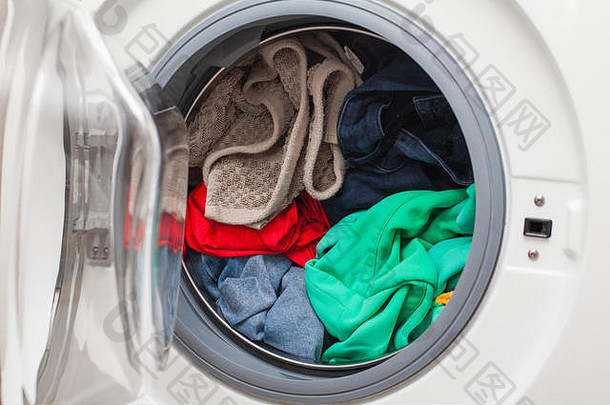 装着五颜六色衣服的现代自动洗衣机