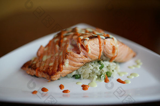 水煮鲑鱼是<strong>健康</strong>的主菜。鱼