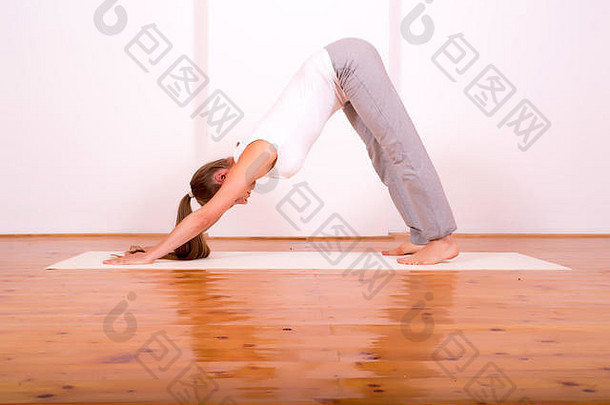 年轻的女人练习瑜伽阁楼工作室