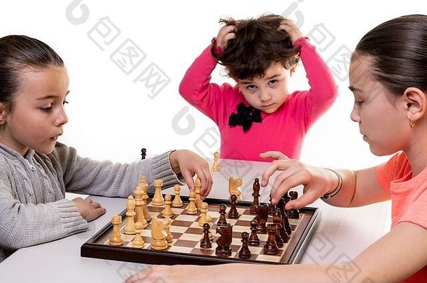 姐妹玩国际象棋孤立的白色孩子们浓度概念