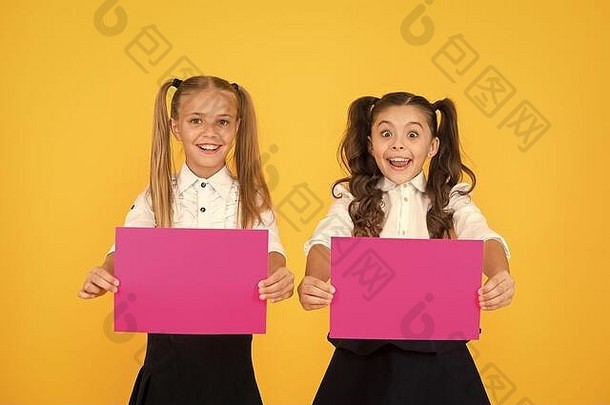 促进广告快乐小孩子们显示粉红色的纸表广告黄色的背景女孩广告产品事件广告市场营销复制空间