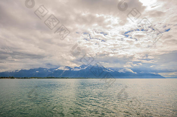 日内瓦湖全景图，瑞士沃德州，雨后天空乌云密布，是瑞士在欧洲游弋最多的湖泊之一。