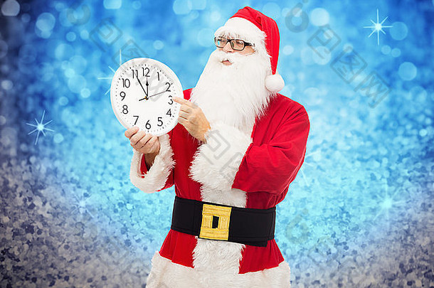 穿着圣诞老人服装，戴着钟的男人