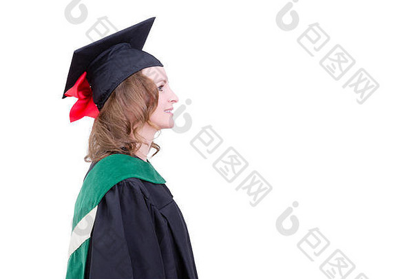 一位自豪的中年女学者站在一旁，戴着一顶灰顶帽，穿着一件长袍，对自己的成就开心地微笑，