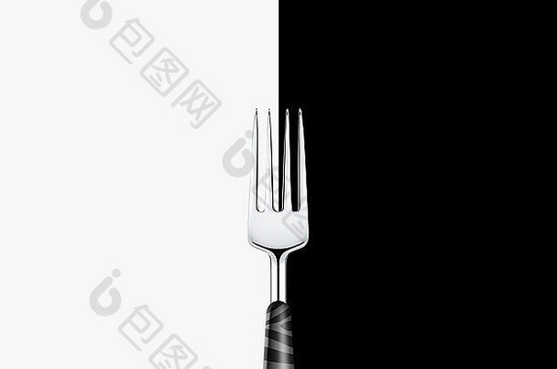 白色和黑色背景上的锋利金属叉