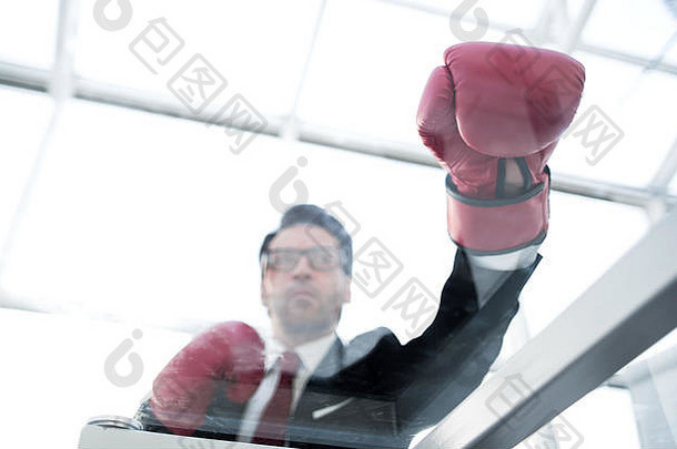 底视图商人拳击手套坐着玻璃表