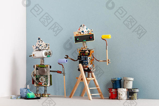两个机器人油漆工，带着油漆辊、木梯和油漆桶，准备改善公寓。