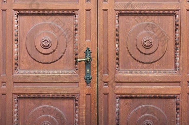 棕色雕刻入口双门详图，门把手特写。