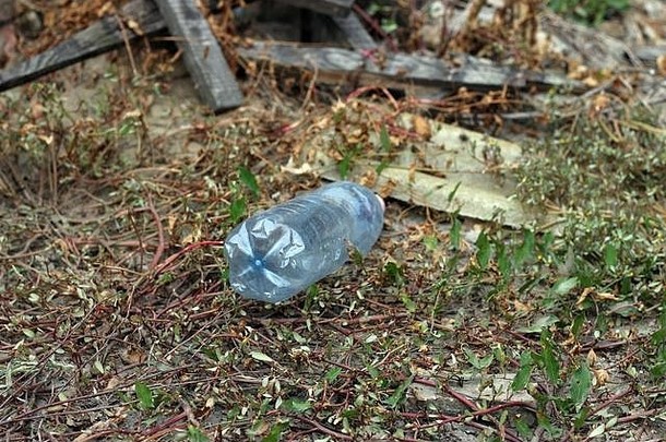 塑料瓶死草