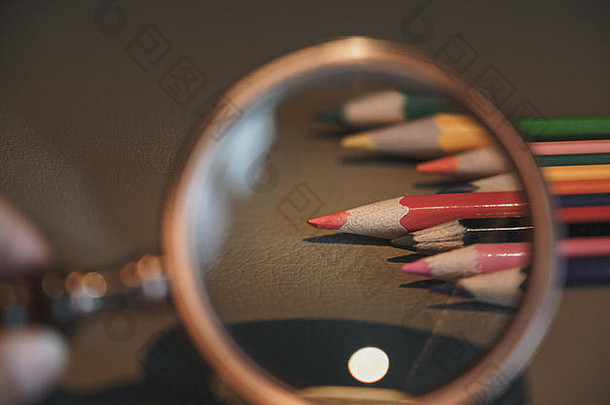 彩色画笔；放大镜下的彩色铅笔；复古风格