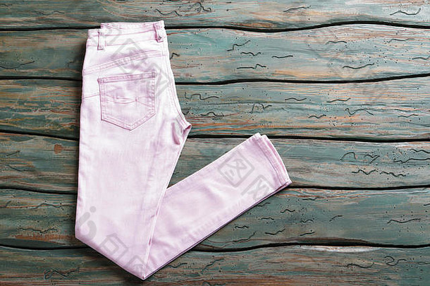 光粉红色的裤子