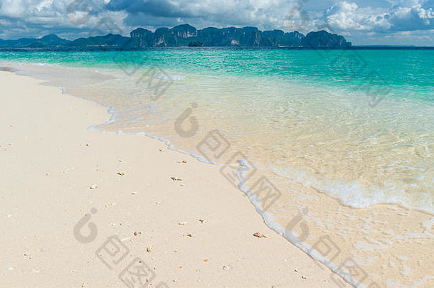 泰国一座山的地平线上，白色沙滩和清澈海水的海滩特写镜头