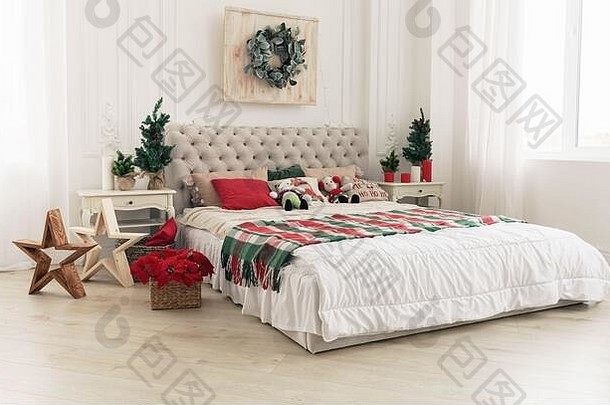 装饰明亮的圣诞卧室，有两扇窗户。