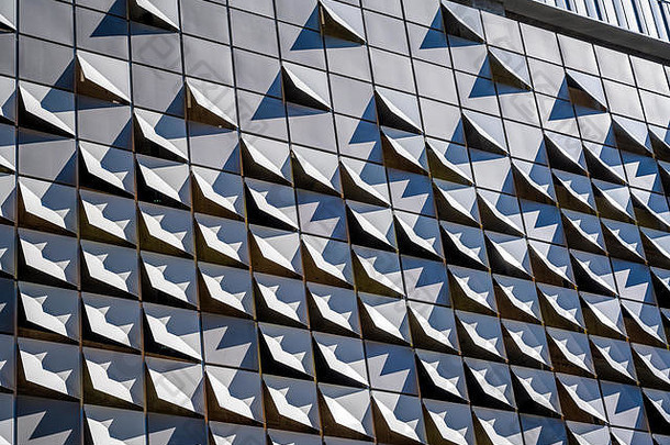 元素现代城市体系结构装饰摘要金属暂停面对外部墙阳光照射的多层建筑使