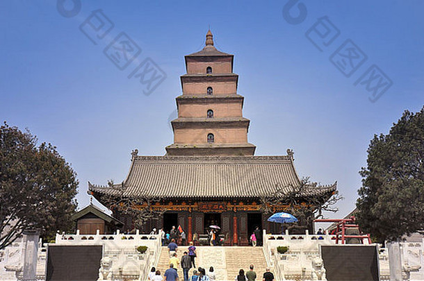 释迦牟尼殿，背景为巨大的雁塔-中国西安