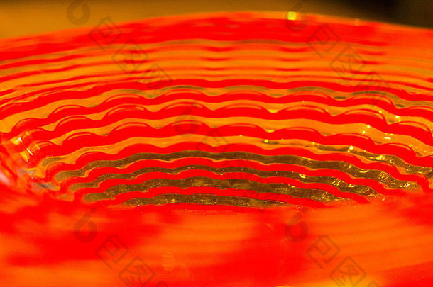 菲利普·斯托克斯拍摄的红黑漩涡玻璃器皿特写镜头