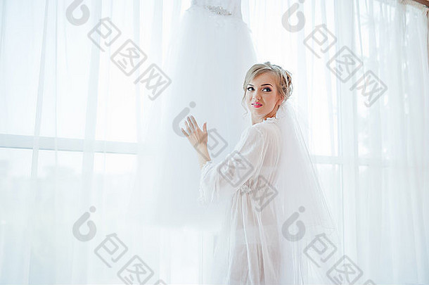 温柔的新娘礼服看起来婚礼衣服