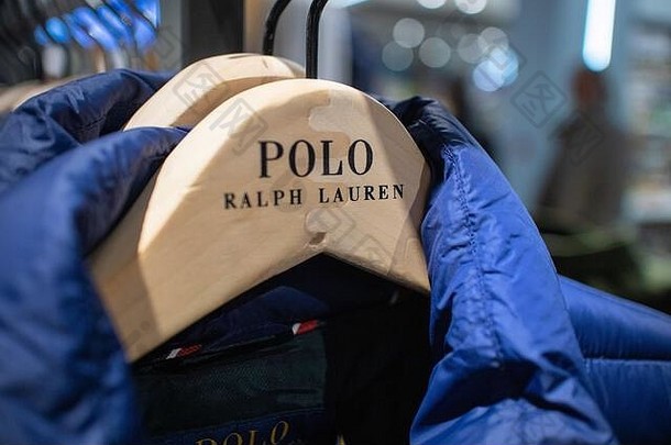 一家商店的晾衣架上悬挂着豪华设计师品牌Polo Ralph Lauren的冬衣。