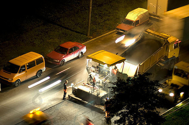 城市景观压路机在夜间工作