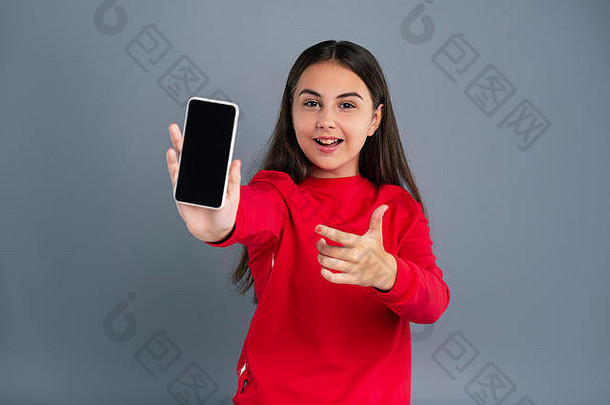 可爱的少女展示她的新智能手机